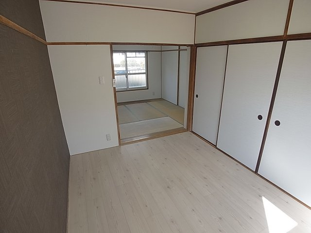 鈴蘭台第3団地3号棟の洋室|大きい収納スペースがある洋室
