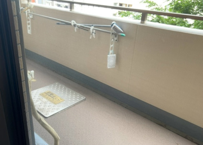 【バルコニー】 | 町田パークホームズ | バルコニーは、室外の専用スペースのうち、「屋根がなく開放された空間」であるものを指します。ベランダより広いタイプのものが多く、日当たりもよいため家庭菜園などを楽しみたい人にとって適した環境となります。