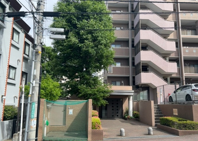 【現況写真】 | 町田パークホームズ | 外観はマンション管理がされているかの目安になります。築年数が古いと、壁面は劣化してひび割れが生じることも！建物が古びていても細かいところが修繕されていると、きちんと管理されているなぁと感じるでしょう。