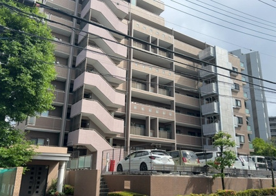 【駐車場】 | 町田パークホームズ | 車一台あたりに必要なスペースは、標準サイズの普通自動車で横幅2m50cm、長さ5mは必要になります。ただし、乗降のことも考慮して横幅3m30cm、長さ5m50cmほどは確保できるところを選びましょう。