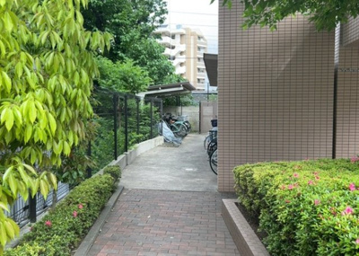 【駐輪場】 | 町田パークホームズ | マンションの駐輪場は、事前に空きがあるか確認を取ると安心です。せっかく入居したのに駐輪スペースがない！なんてことになったら大変ですよね。そこで、内見時や購入前にはまず事前に確認しておくと良いでしょう。