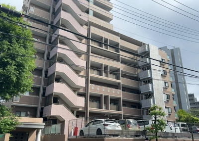 【駐車場】 | 町田パークホームズ | 駐車場と明記されていても、最小スペースでつくられた駐車場だと大型車は駐車できなかったり、出入りしにくくなったりする可能性があります。お車のサイズと購入したい物件の駐車場のサイズを現地で確認しましょう。