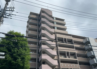 【庭】 | 町田パークホームズ | 物件によっては、入居者が個人的に使用できる専用庭がついているものもあります。また、住宅の中にある土間の部分を庭と呼ぶこともあります。庭の用途は住む人によって変わり、それによってデザインもさまざまです。