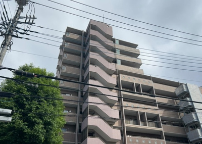 【中庭】 | 町田パークホームズ | 中庭（パティオ）とは、一つの建築物の内部に設けられた、壁などで囲われている庭のことを指します。コの字型、ロの字型が主流ですが、L字型の中庭もあります。最近では、インテリア性の高さからも人気があります。