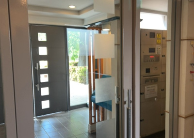 【受付】 | 町田パークホームズ | 受付はマンションコンシェルジュがいる場合もあれば、管理人が滞在する小部屋を総称して呼ぶことがあります。主にエントランスに設置されていることから、防犯面でも期待ができます。防犯設備がない場合はより安心！