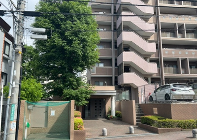 【構造・工法・仕様】 | 町田パークホームズ | ＲＣ造、Reinforced Concreteは直訳すると補強されたコンクリートです。主に柱や梁・床・壁が鉄筋とコンクリートで構成おり、鉄筋を組んだ型枠にコンクリートを流し込んで固めたものを指します。