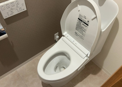 【トイレ】 | 町田パークホームズ | トイレは大きさや形、機能、抗菌性などが異なる多種多彩なタイプが各メーカーから出ています。それぞれに良さがあるため、事前にどういったタイプのトイレがいいのかをご家庭内で決めて、内見に行くといいでしょう。
