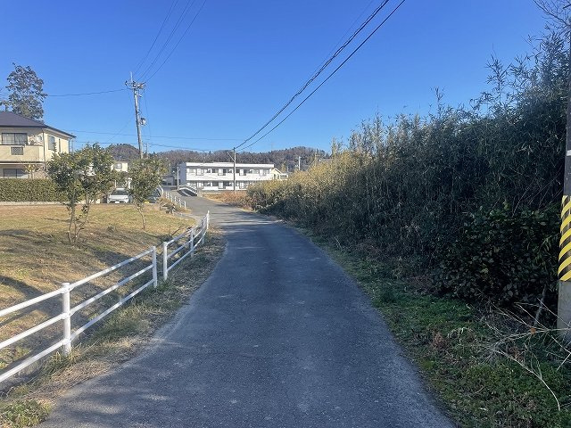 オレンジ　★渡辺町田部字薄作　角地　田園風景　田舎暮らし　泉町そばで利便性良★　売地の前面道路含む現地写真