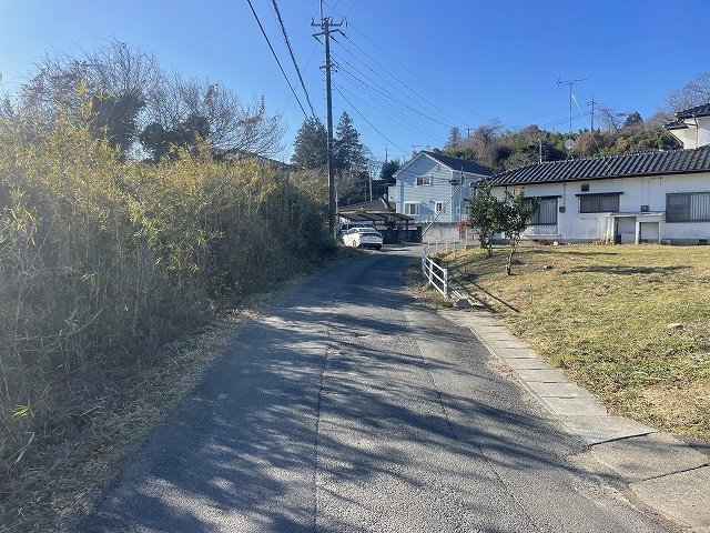 オレンジ　★渡辺町田部字薄作　角地　田園風景　田舎暮らし　泉町そばで利便性良★　売地の前面道路含む現地写真