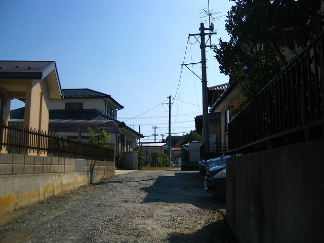 オレンジ　★植田町小名田　１７０坪　住宅用地★　売地の周辺|こちらが進入路の道路写真です。幅員３ｍあります。
