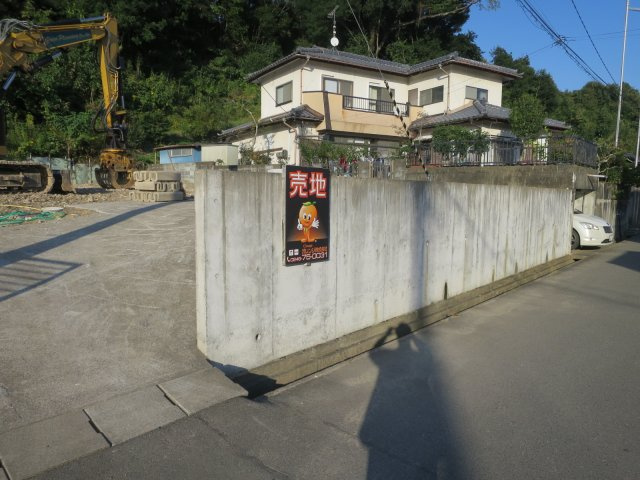 オレンジ　★仁井田町月山下　建物解体後更地引渡し　売地★の周辺|しっかりした土留めブロックは残してあります。
