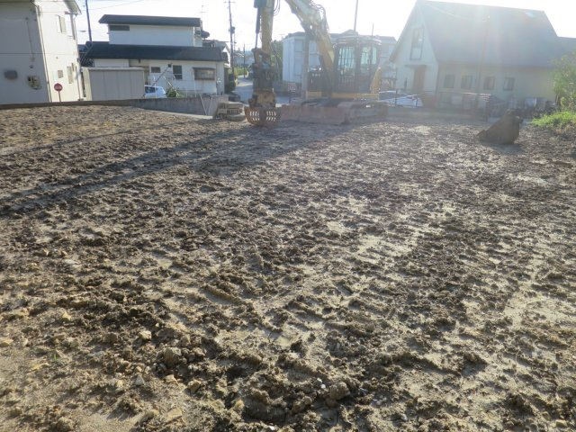 オレンジ　★仁井田町月山下　建物解体後更地引渡し　売地★の外観|土地の高さがありますので水害に対しては周りと比べてもかなり有利かと思います。