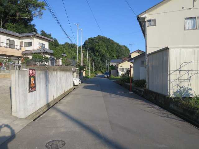 オレンジ　★仁井田町月山下　建物解体後更地引渡し　売地★の前面道路含む現地写真