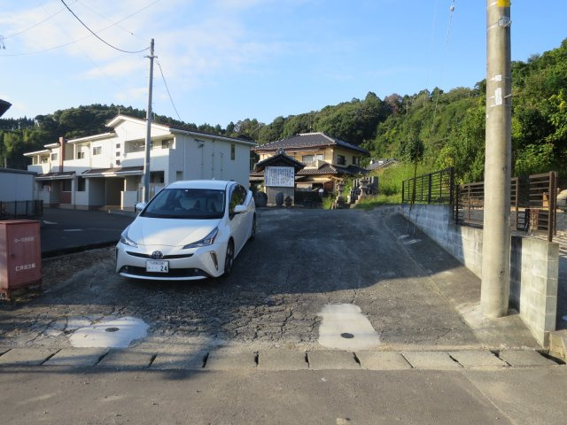 オレンジ　★仁井田町月山下　建物解体後更地引渡し　売地★の前面道路含む現地写真
