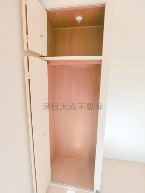 三番館竹下の設備|洋室6.9帖の収納