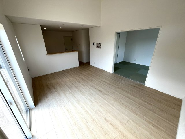 【居間・リビング】 | 仲介手数料無料！補助金対象！宮野小学校に通える新築戸建　山口市宮野下　第９　クレイドルガーデン　アーネストワン | ゆったりとしたリビングは家族の団らんがはずみますね♪