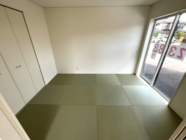 【和室】 | 仲介手数料無料！補助金対象！宮野小学校に通える新築戸建　山口市宮野下　第９　クレイドルガーデン　アーネストワン | リビングにつながる和室は落ち着いた雰囲気を醸し出します