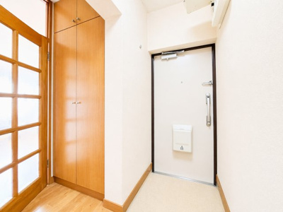 【玄関】 | 菱興青葉台マンション　青葉台駅まで徒歩10分/3駅利用可能でアクセス良好/周辺にお買い物施設充実/陽当たり・通風良好 | ◆光の渦が溢れた明るい玄関ホール。「おかえり」と「ただいま」が交差するお家の顔とも言える場所は爽やかで心地良い空間となっています。すっきり片付いた玄関で来客時にも自信が持てそう。
