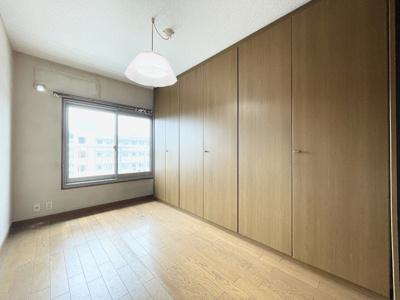 【洋室】 | 菱興青葉台マンション　青葉台駅まで徒歩10分/3駅利用可能でアクセス良好/周辺にお買い物施設充実/陽当たり・通風良好 | ◆家族で食卓を囲むダイニングスペースと、ソファでゆったりくつろぐリビングスペースがしっかり区切られているので家具の配置や用途を使いわけしやすいです。
