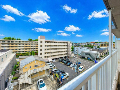 【展望】 | 菱興青葉台マンション　青葉台駅まで徒歩10分/3駅利用可能でアクセス良好/周辺にお買い物施設充実/陽当たり・通風良好 | ◆前面には遮るものがなく、開放感と日当たりの確保がされております。現地にてこの眺望を是非ご確認ください。
