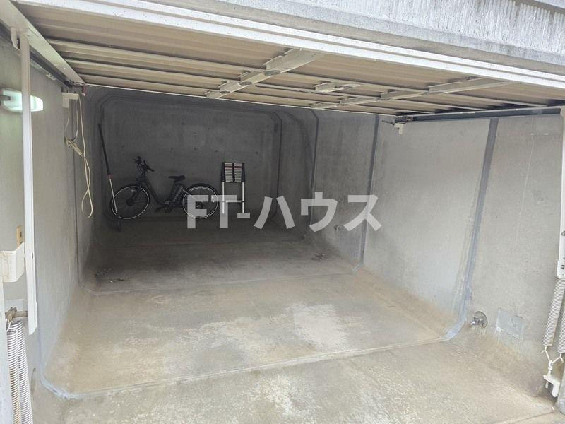 千葉県船橋市三山四丁目貸家の駐車場