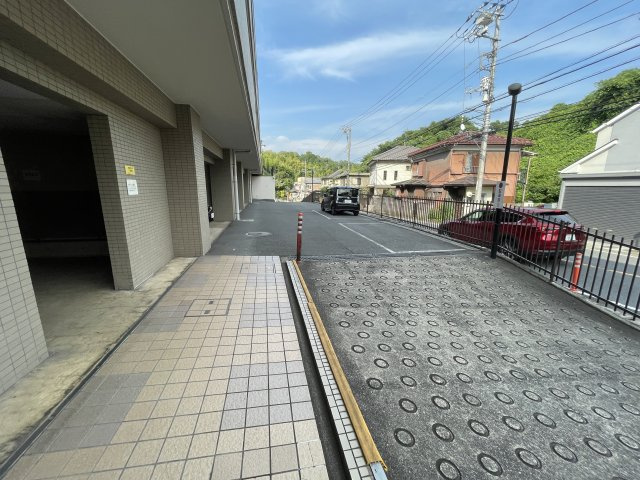 川崎市麻生区王禅寺東３丁目の賃貸マンションの駐車場
