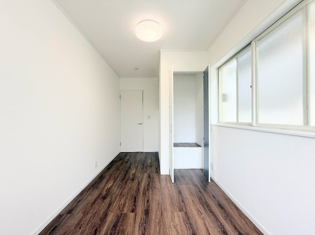 金沢区瀬戸　中古戸建ての洋室|◆子どものスタディ空間として、あるいは書斎やホビールームとして生活スタイルに合わせて使えるプライベートルーム。居心地のいい落ち着いたインテリアが似合います。