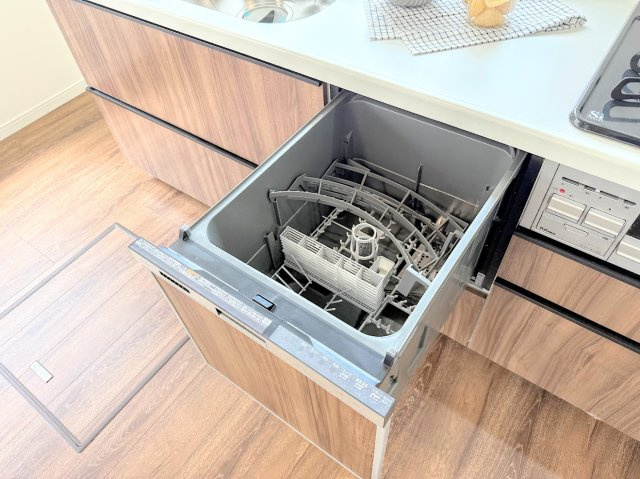 金沢区瀬戸　中古戸建てのキッチン|◆食後の食器洗いは食洗機にお任せ！ご家族と団らんの時間を。家事の時短に効果大の食洗器付き。高温洗浄、節水効果もございます。