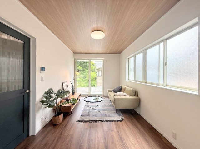 金沢区瀬戸　中古戸建ての居間・リビング|◆一家だんらんのスペースとなるＬＤＫ。窓から明るい光が差し込み、思わず家族の会話も弾む快適な空間。