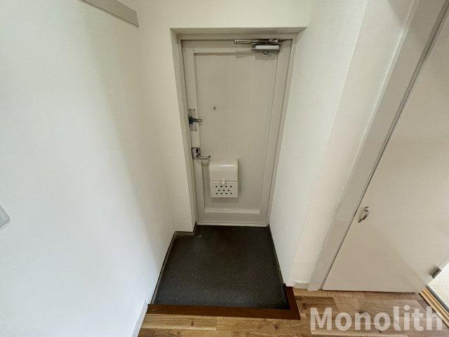 鶴山台20号棟の玄関