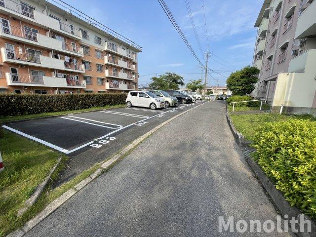 鶴山台20号棟の駐車場