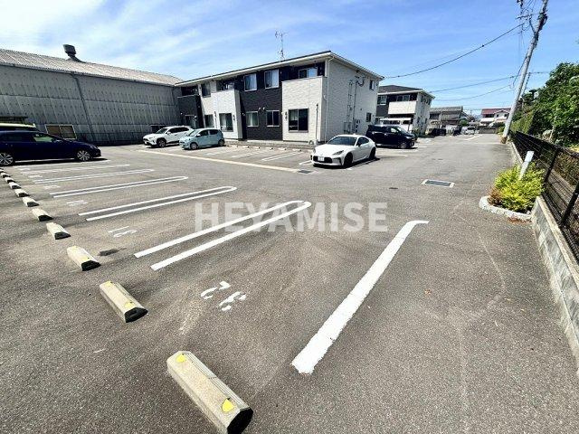 グランドソレイユ富の原Ⅲの駐車場