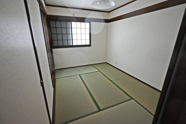 西宮市上田中町中古テラスハウス｜3DK＋駐車1台可（車種制限有）の和室|2階和室（約6帖）
家事の合間に休憩したり、お子様にお昼寝をさせたり、和室があれば何かと便利です。