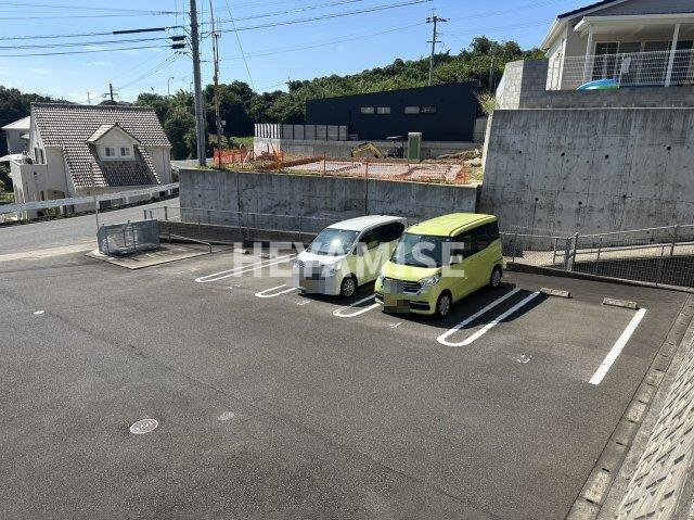 リッチローズの駐車場