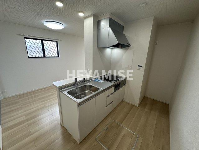 パラディⅥのキッチン|※別号室写真(現状優先)　実際のお部屋に小窓は付いておりません。