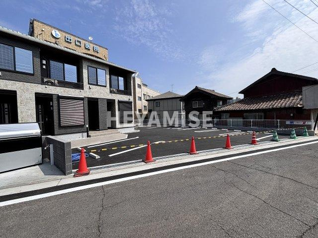 ラ・ソレイル東小路の駐車場