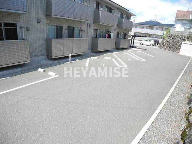 ボヌールサイB棟の駐車場
