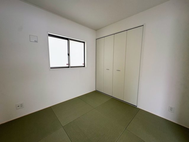 クレイドルガーデン宜野湾市上原 第１・６号棟の和室|和室ならではの風情ある4.5帖の空間・押し入れ収納付き
