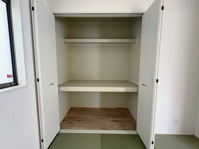 クレイドルガーデン宜野湾市上原 第１・６号棟の収納|洋風和室4.5帖には、大容量の押し入れ収納を設置