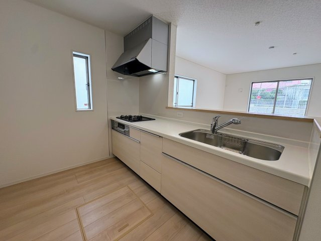 クレイドルガーデン宜野湾市上原 第１・６号棟のキッチン|会話の弾む対面式のシステムキッチン・換気窓＆床下収納付き