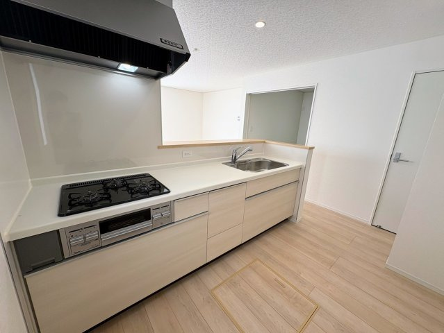 クレイドルガーデン宜野湾市上原 第１・６号棟のキッチン|キッチン背面には洗面室＆浴室があり、家事動線に優れた水回り集中設計に◎
