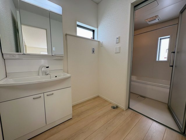 クレイドルガーデン宜野湾市上原 第１・６号棟の独立洗面台|洗面化粧台＆洗濯機置き場から浴室への動線