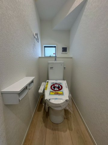 クレイドルガーデン宜野湾市上原 第１・６号棟のその他|１階トイレ・換気窓＆便利な収納棚付き＆温水洗浄便座