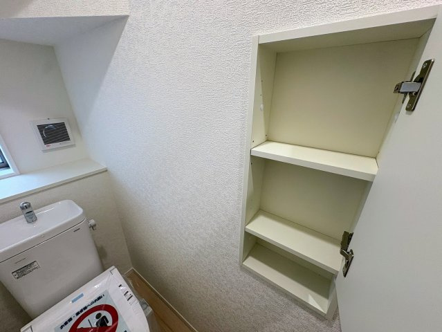 クレイドルガーデン宜野湾市上原 第１・６号棟のトイレ|１階トイレには、便利な収納棚を設置