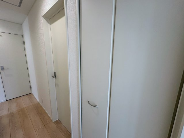 クレイドルガーデン宜野湾市上原 第１・６号棟のその他|２階廊下には、収納力抜群のクローゼット収納を設置