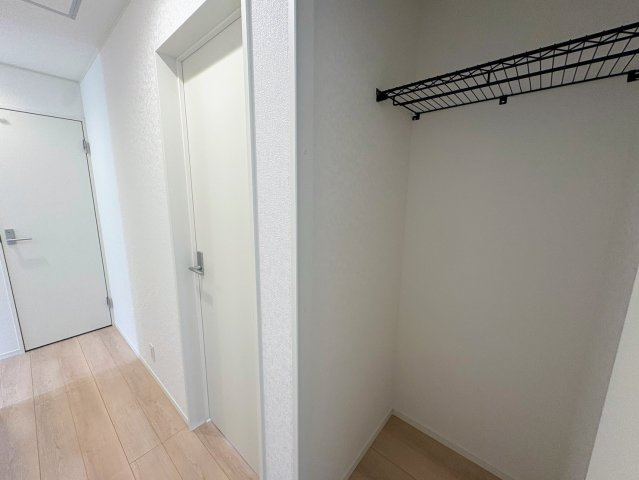 クレイドルガーデン宜野湾市上原 第１・６号棟のその他|２階廊下には、収納力抜群のクローゼット収納を設置