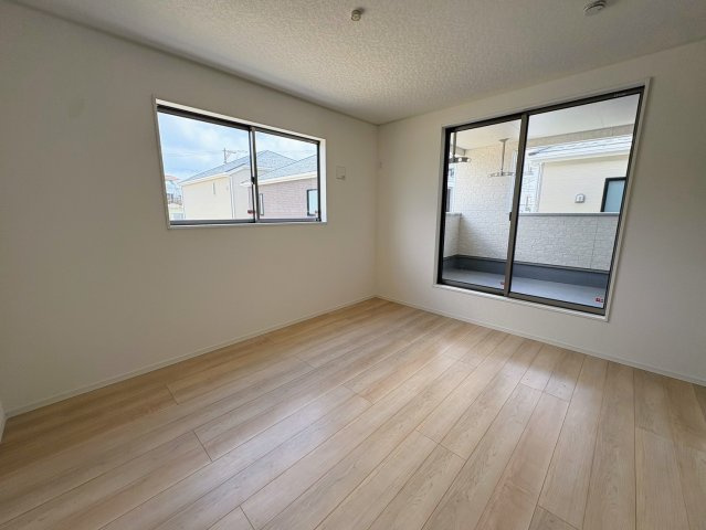 クレイドルガーデン宜野湾市上原 第１・６号棟の洋室|二面採光の２階主寝室7.5帖・バルコニー出入口付き