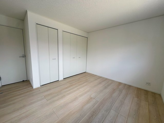 クレイドルガーデン宜野湾市上原 第１・６号棟の洋室|２階主寝室7.5帖・クローゼット収納付き