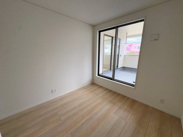 クレイドルガーデン宜野湾市上原 第１・６号棟の洋室|二面採光の２階洋室６帖・バルコニー出入口付き