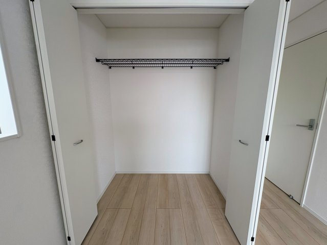 クレイドルガーデン宜野湾市上原 第１・６号棟の収納|２階洋室６帖には、便利なクローゼットを設置